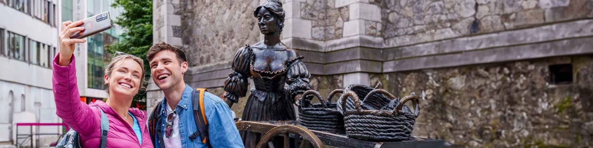 Couple at Molly Malone statue in Dublin
